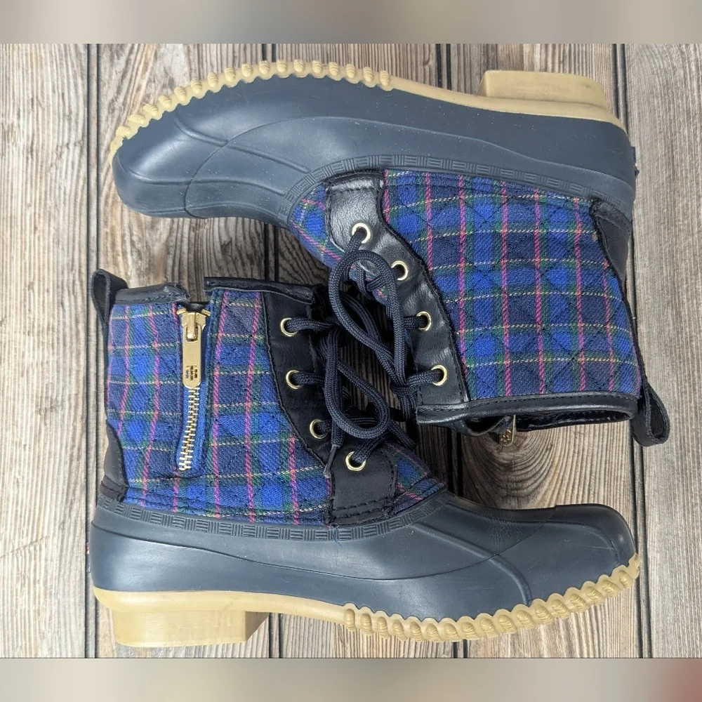 Tommy Hilfiger Size 8 Duck Boots Side Zipper Quilted Uppers Navy/Blue/Red Plaid